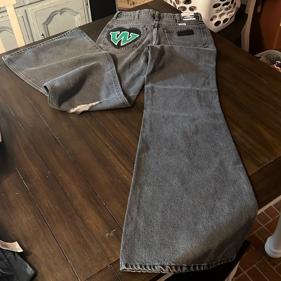 Wrangler women’s flares (tall) - Picture 2 of 4